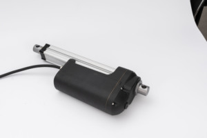 Attuatore lineare ad alto carico 12000N DC 12V-48V con autobloccante e ingranaggio in metallo per rimorchi e localizzatori solari