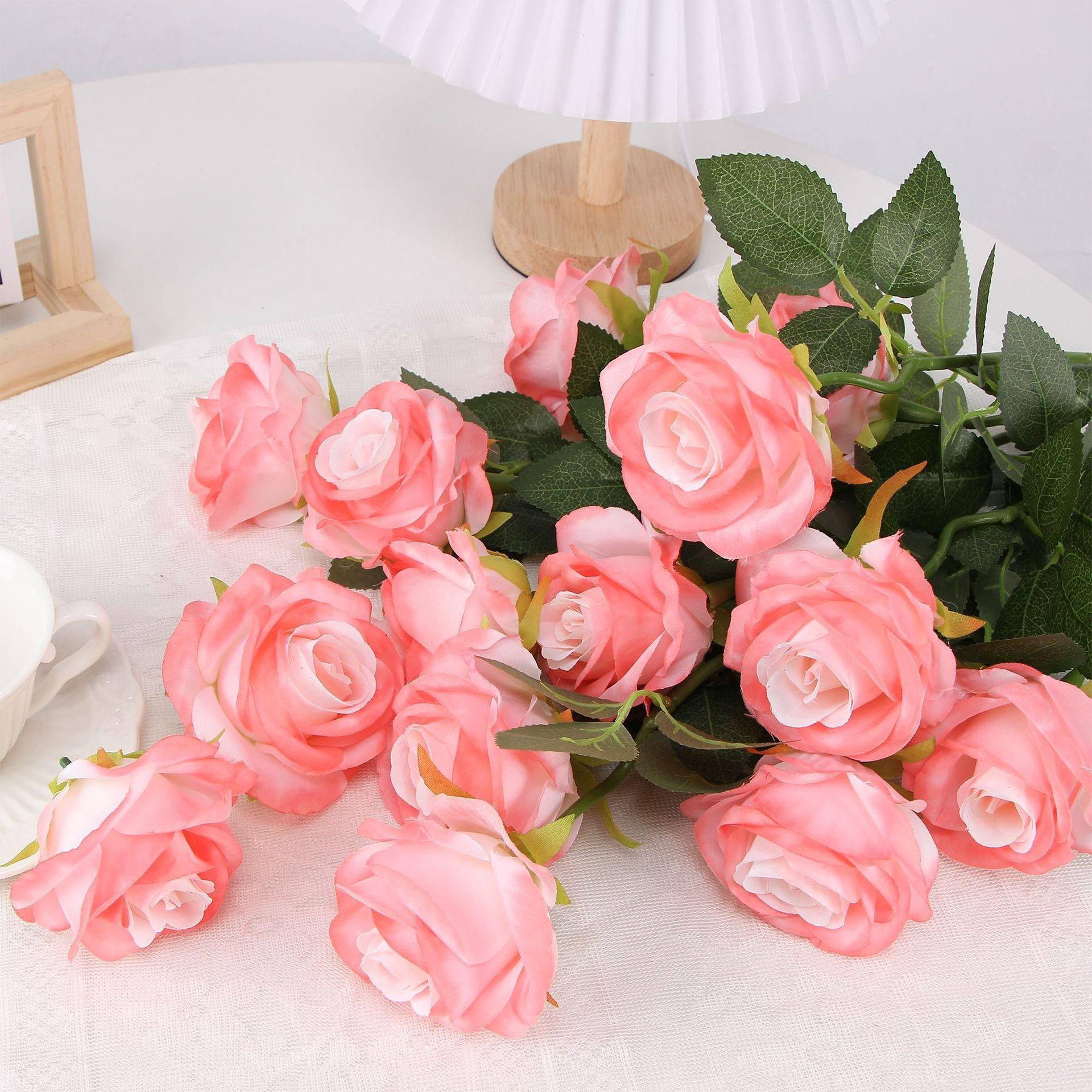 Roses en soie en dégradé rouge et blanc