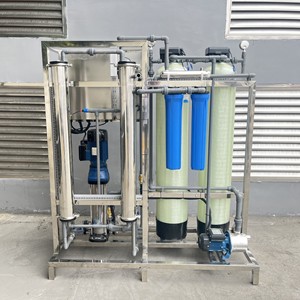 ציוד טיפול במים אוסמוסמוזה הפוכה תעשייתי לטיפול במים ליעילות גבוהה בחדר הדוד ברזל