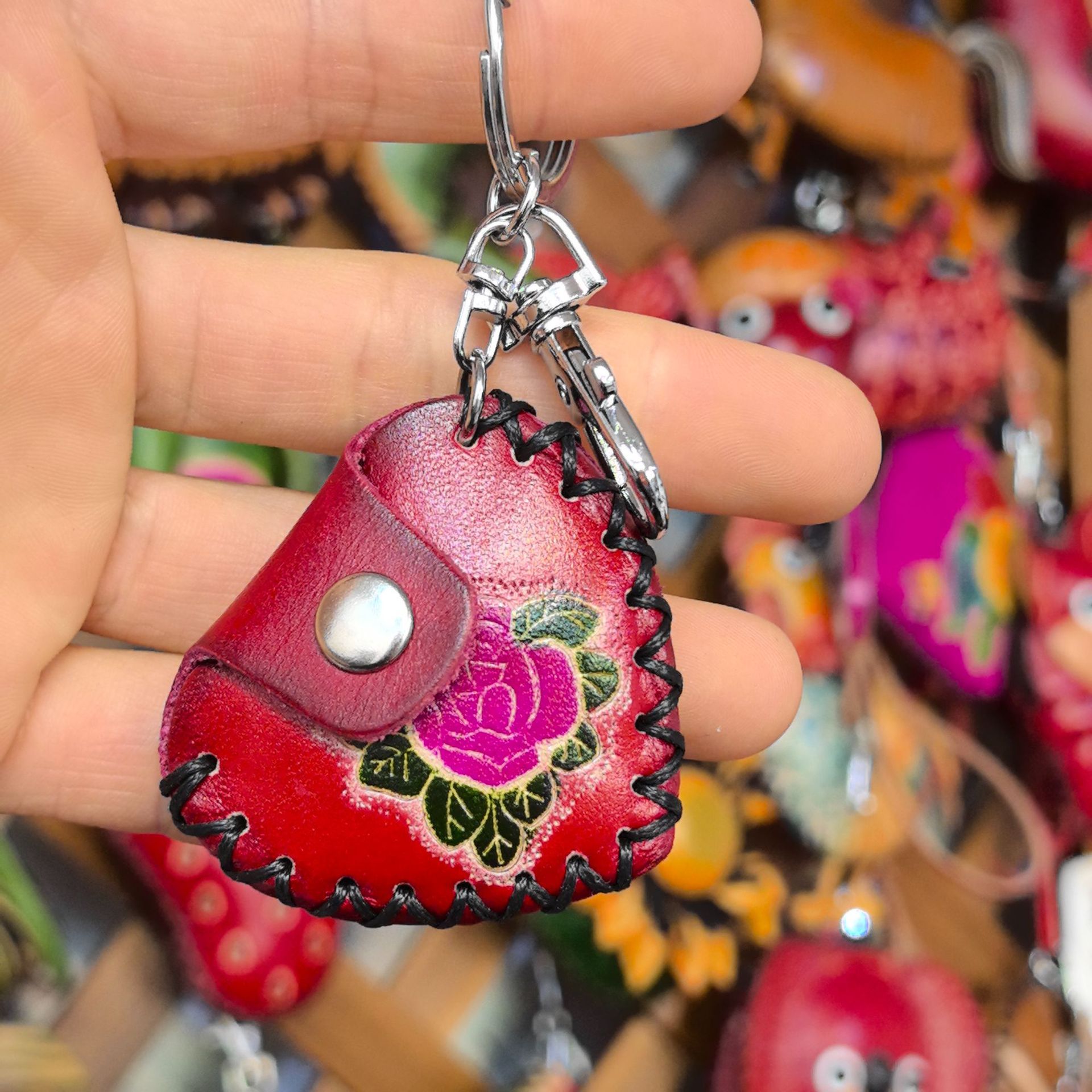 Llavero rojo con forma de corazón.