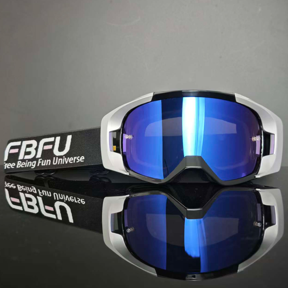 Gafas azules con montura gris y negra.