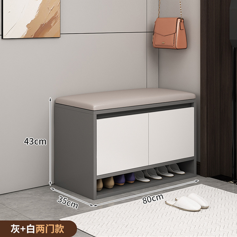 Deux coussins gris foncé, blanc cassé et kaki, de 80 cm.