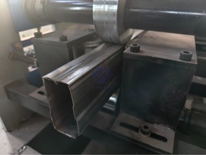 <span class=keywords><strong>ERW</strong></span>チューブ溶接機ステンレス鋼スクエアラウンド中空パイプロールローラー成形メーカースチールパイプ製造機