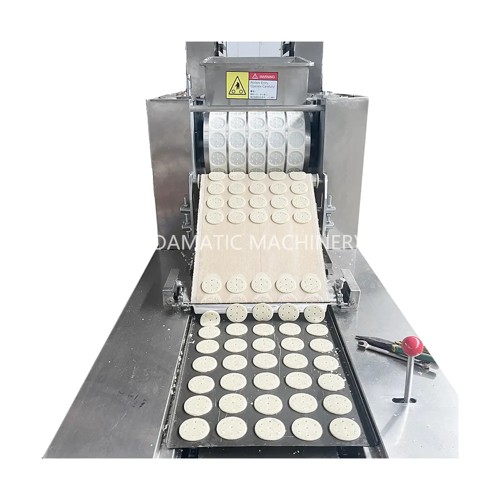 Biscotti automatici Damatic che fanno la linea di produzione per la lavorazione dello stampaggio di biscotti a sandwich a macchina piccola