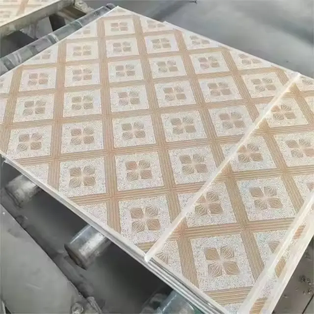 Commercio all'ingrosso bianco gesso sospeso cartongesso piastrelle per soffitto in Pvc laminato gesso per soggiorno