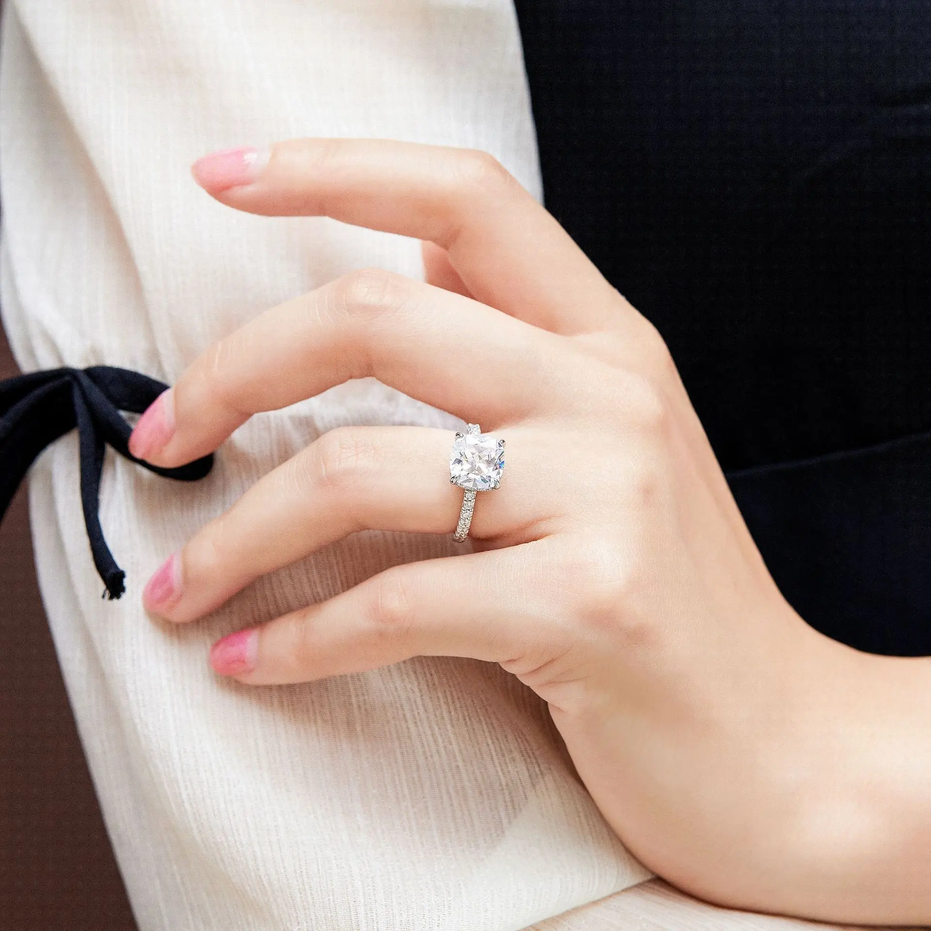 Vendita calda Pave Ring 3.5ct Main Stone Radiant Moissanite Ring eleganti anelli gioielli donna