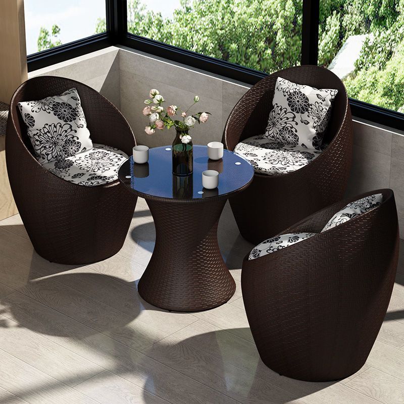 Une table et trois chaises (marron)