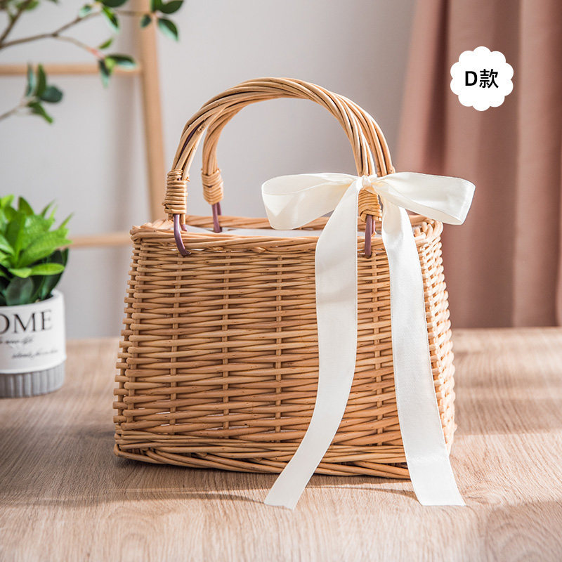 Carry the flower basket with both hands