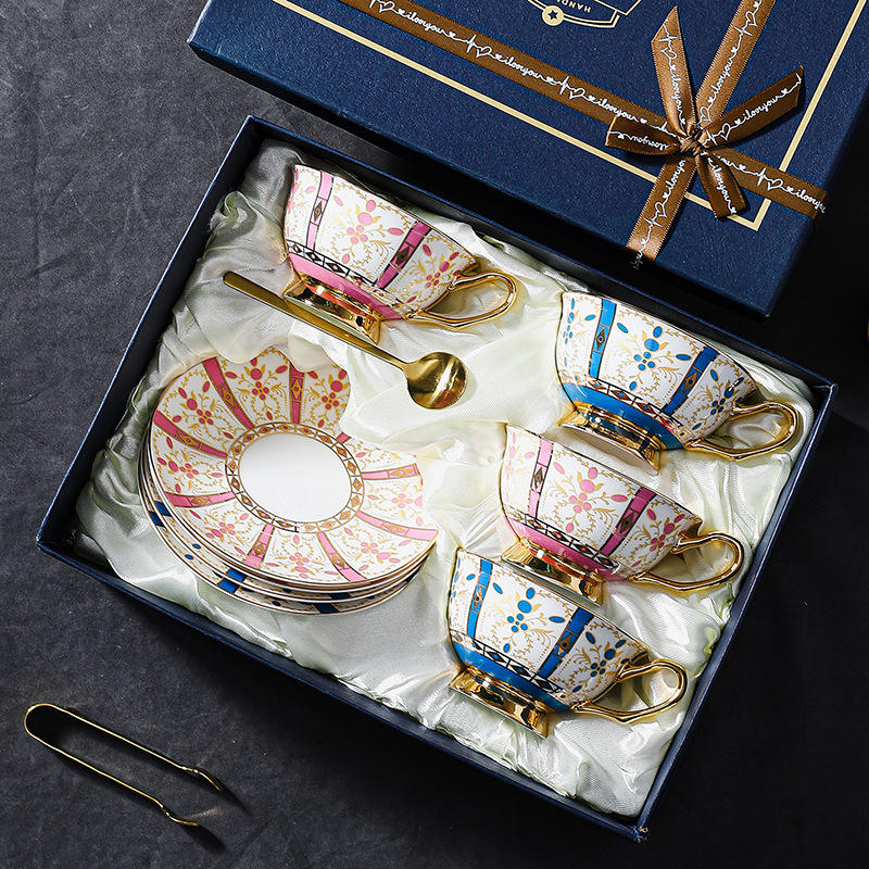 Boîte-cadeau de 4 tasses, soucoupes et cuillères