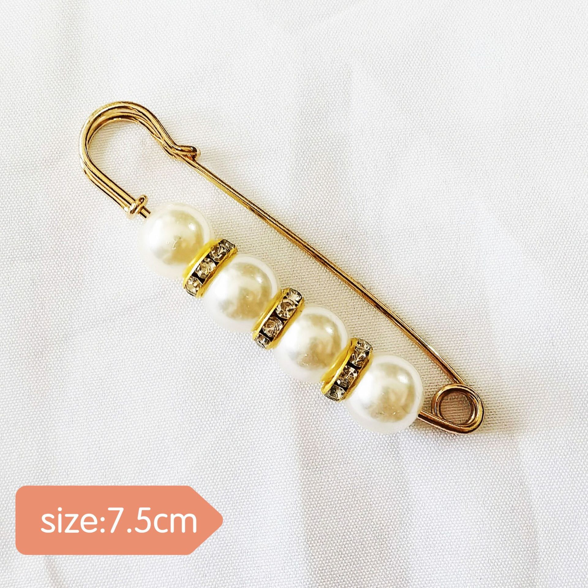 Pin 9#Cuatro cuentas blancas, aguja dorada, 7.5 cm.