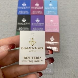 Etiqueta colgante de diseño personalizado con cuerdas, producto de papel oscilante especial, etiquetas colgantes para prendas de vestir - Product Image 1
