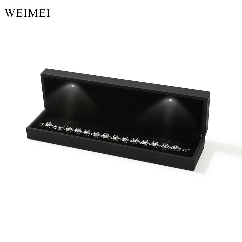 Coffret bracelet long noir avec led