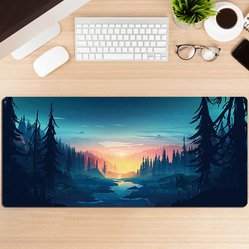 Agua corriente en el bosque.