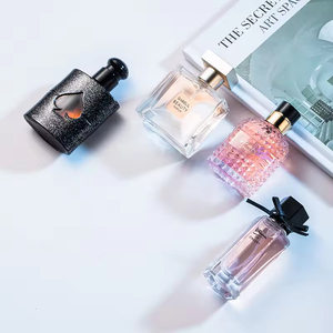 Yeni kadın parfüm seti hediye kutu seti dört taze ve uzun ömürlü Eau De Toilette Set dört toptan parfüm