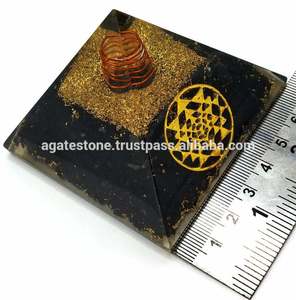 Pyramide d'orgone en tourmaline noire avec logo Sri Yantra, artisanat en pierre semi-précieuse d'Inde pour la protection et la décoration élégante - Product Image 3