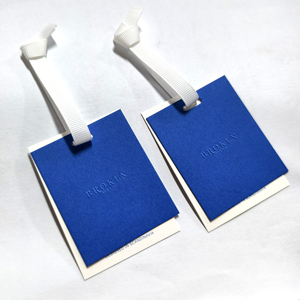Etiquetas colgantes personalizadas de nuevo diseño con cuerda de cuerda para etiquetas de ropa, etiquetas personalizadas baratas en relieve para ropa de mujer, etiqueta colgante - Product Image 5