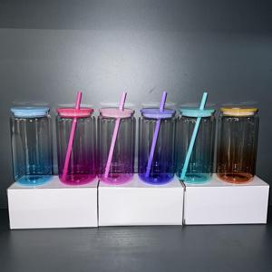ขายร้อน 16 ออนซ์ไล่ระดับสีแก้ว borosilicate สูงพร้อมฝา PP สีและฟางสี