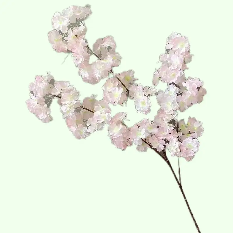 Les fleurs de cerisier artificielles sont décorées de fleurs de cerisier blanches artificielles