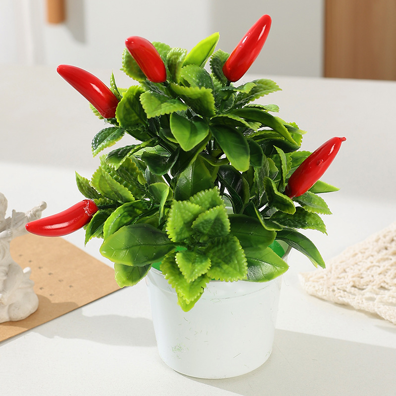 Peperoncino a piccoli frutti con foglia di menta piperita
