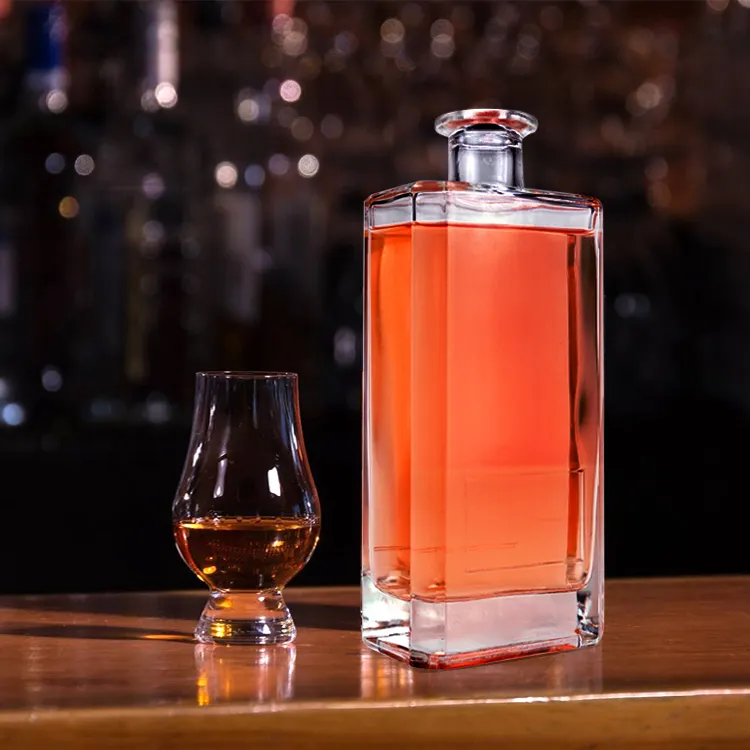 Botella de vidrio de vodka de whisky vacía cuadrada única de lujo popular de fábrica 500ml 700ml con fondo de montaña