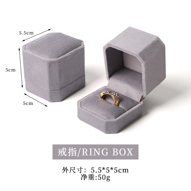 Caja para anillos gris plateado