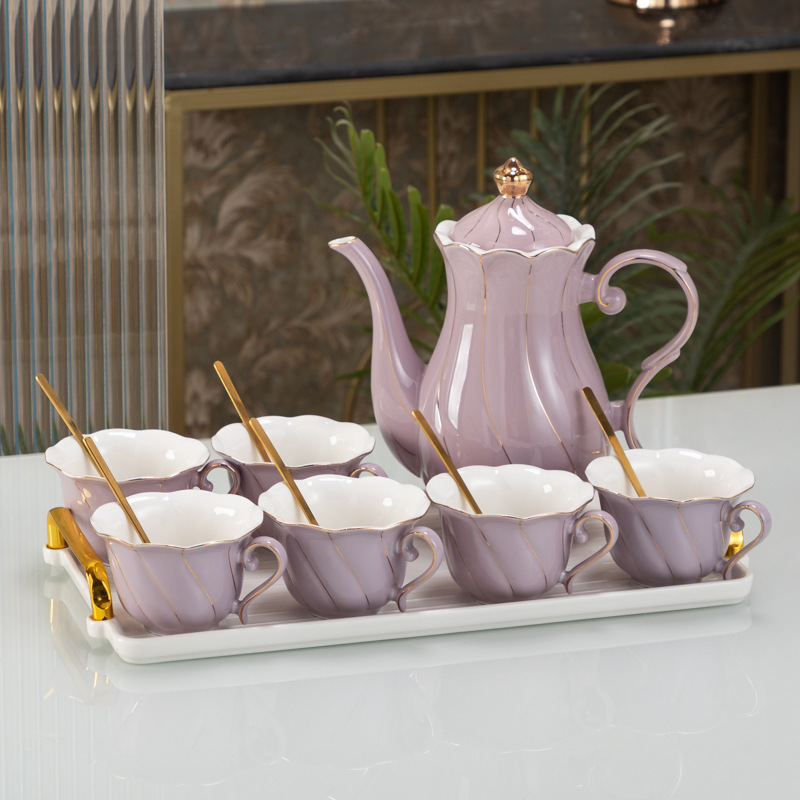 1 pot, 6 tasses, 6 cuillères, 1 plateau blanc, violet