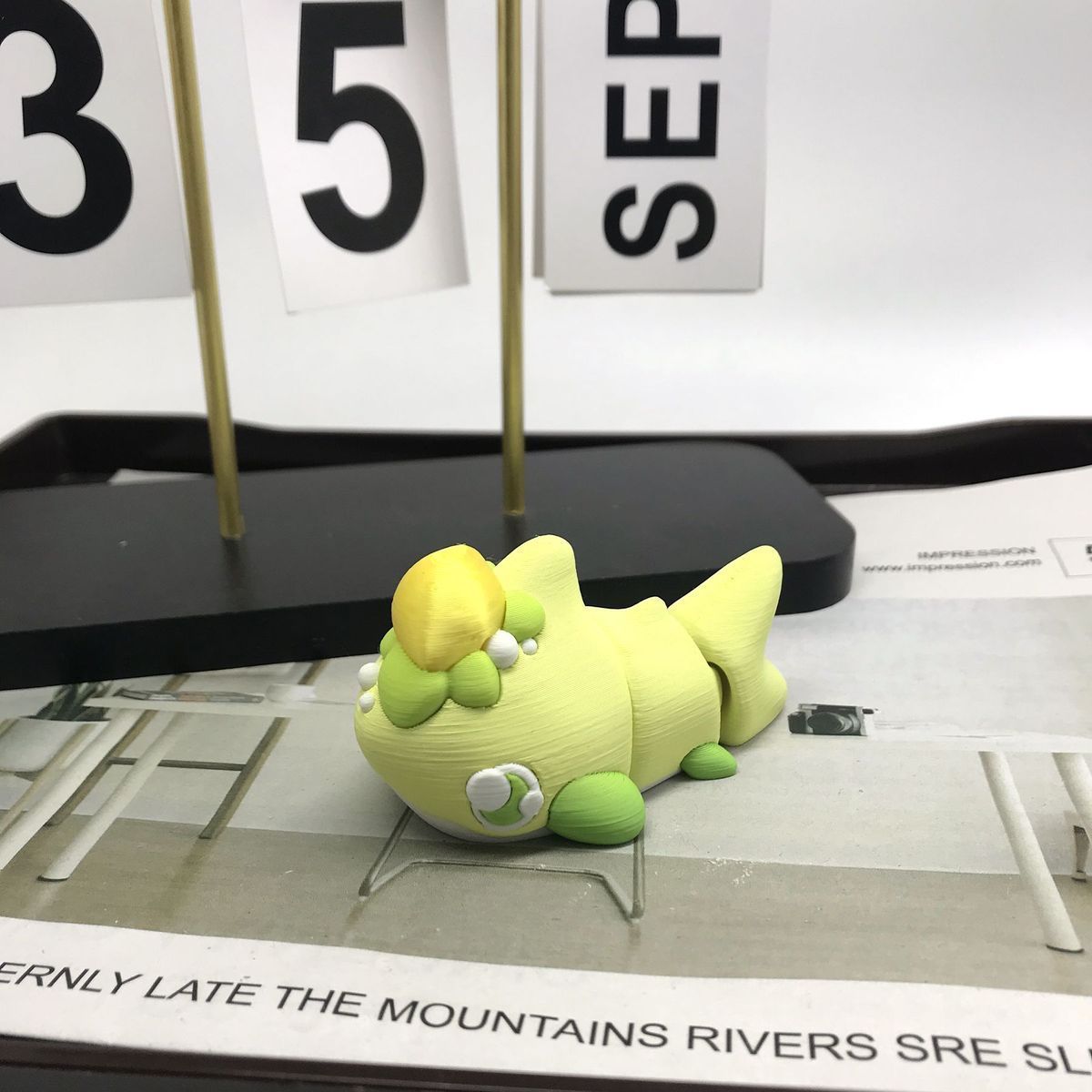 Tiburón estilo chibi con cabeza de limón: ¡sabor agrio y vibrante!