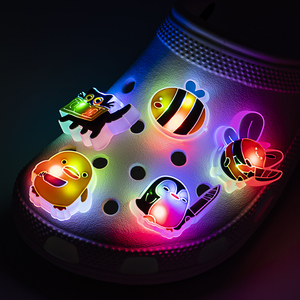 カラフルなLEDアクセサリーカラフルなデザインピンクの赤いハートLEDクロッグ靴カスタムPVCシリコーン動物の花の靴の装飾 - Product Image 1