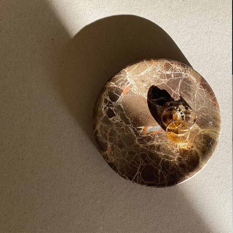 Diamètre 10, hauteur 2 cm, marron, motif marbré.