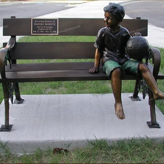 Estatua de fútbol sentado en el banco para niños, estatua artística de metal de bronce, tamaño real, venta al por mayor