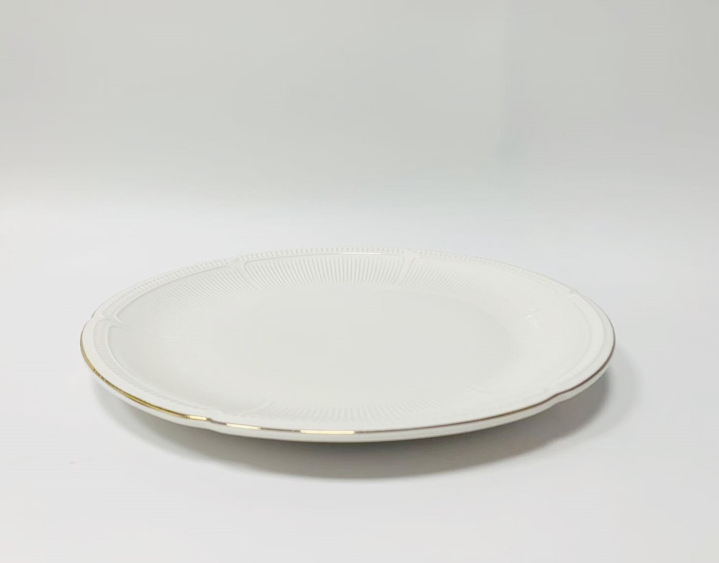 assiette plate blanche de 10,5 pouces