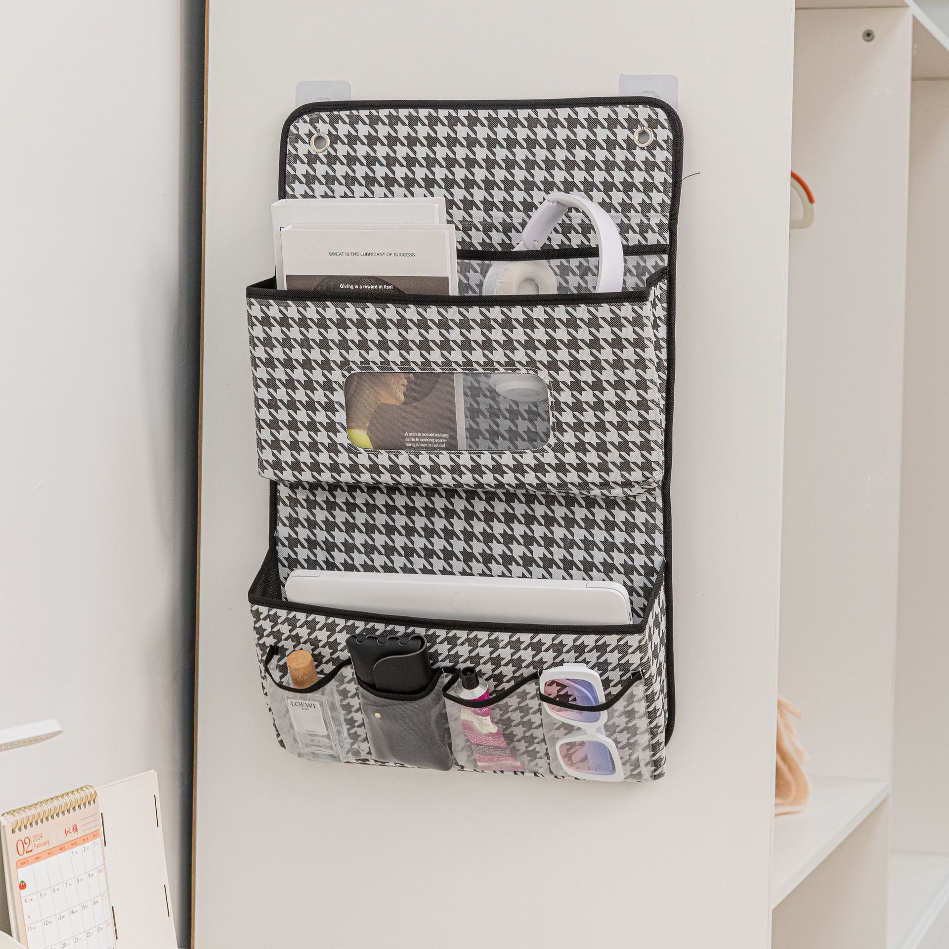 Houndstooth 2-layer design with hooks included