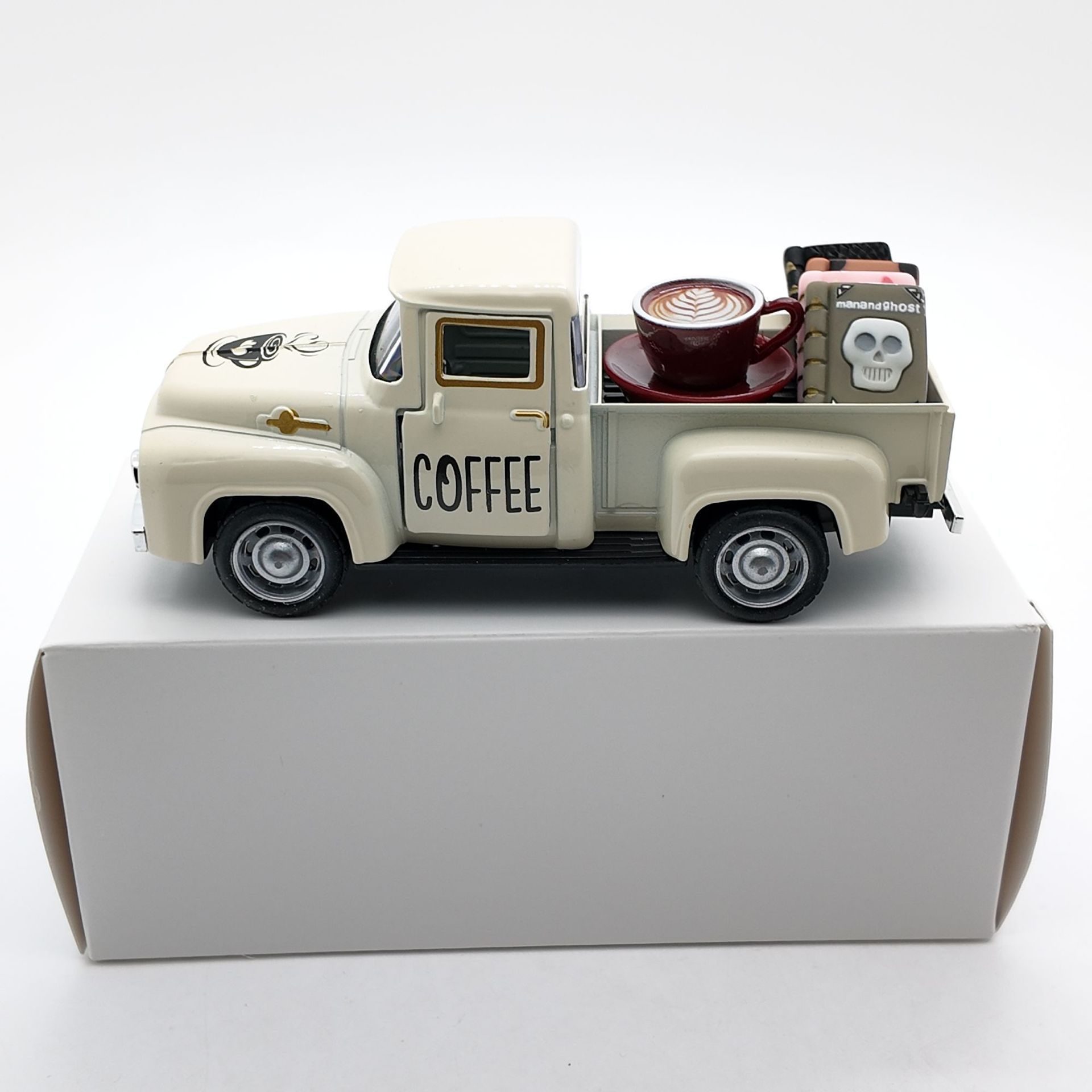 Camión blanco + 1 juego de café + 4 libros