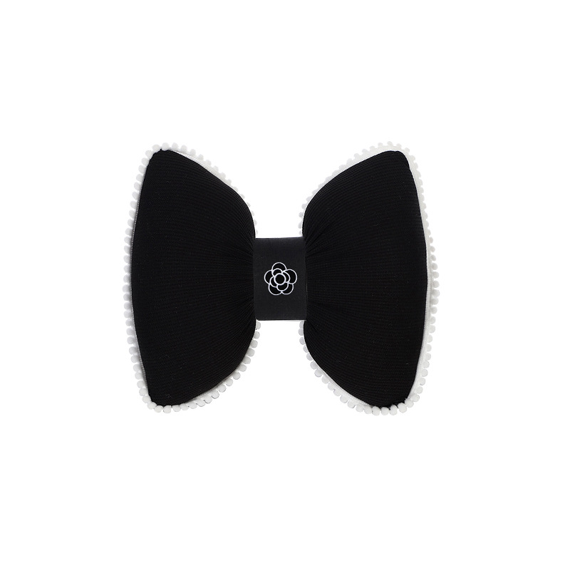Appui-tête en peluche en forme de papillon avec bords à motifs camélia en noir