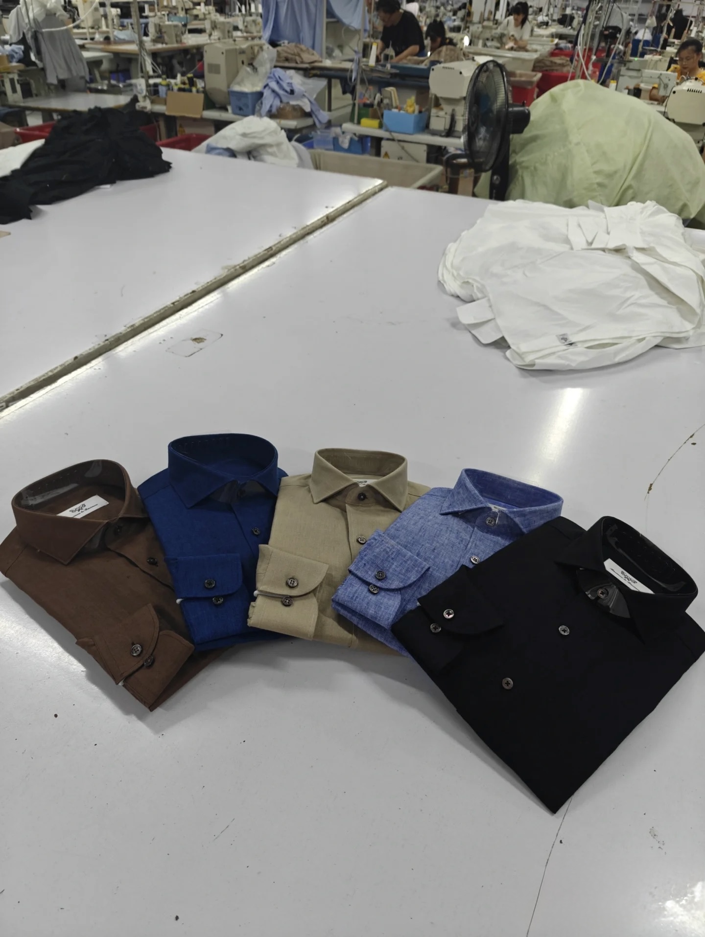 Negro, blanco, azul, amarillo, morado, verde, etc.