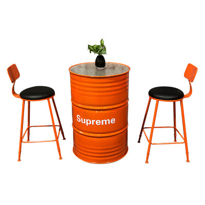 Une table et deux chaises (1)