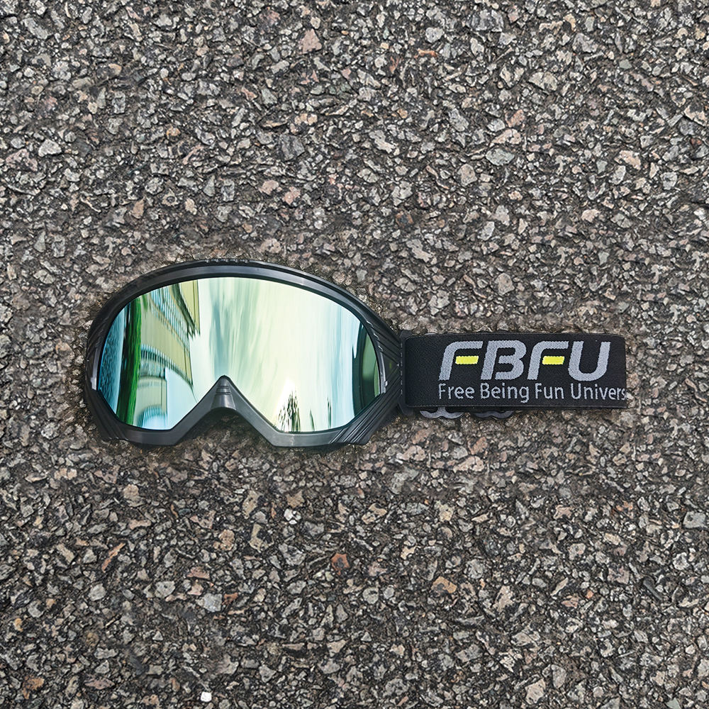 Gafas doradas con montura negra.