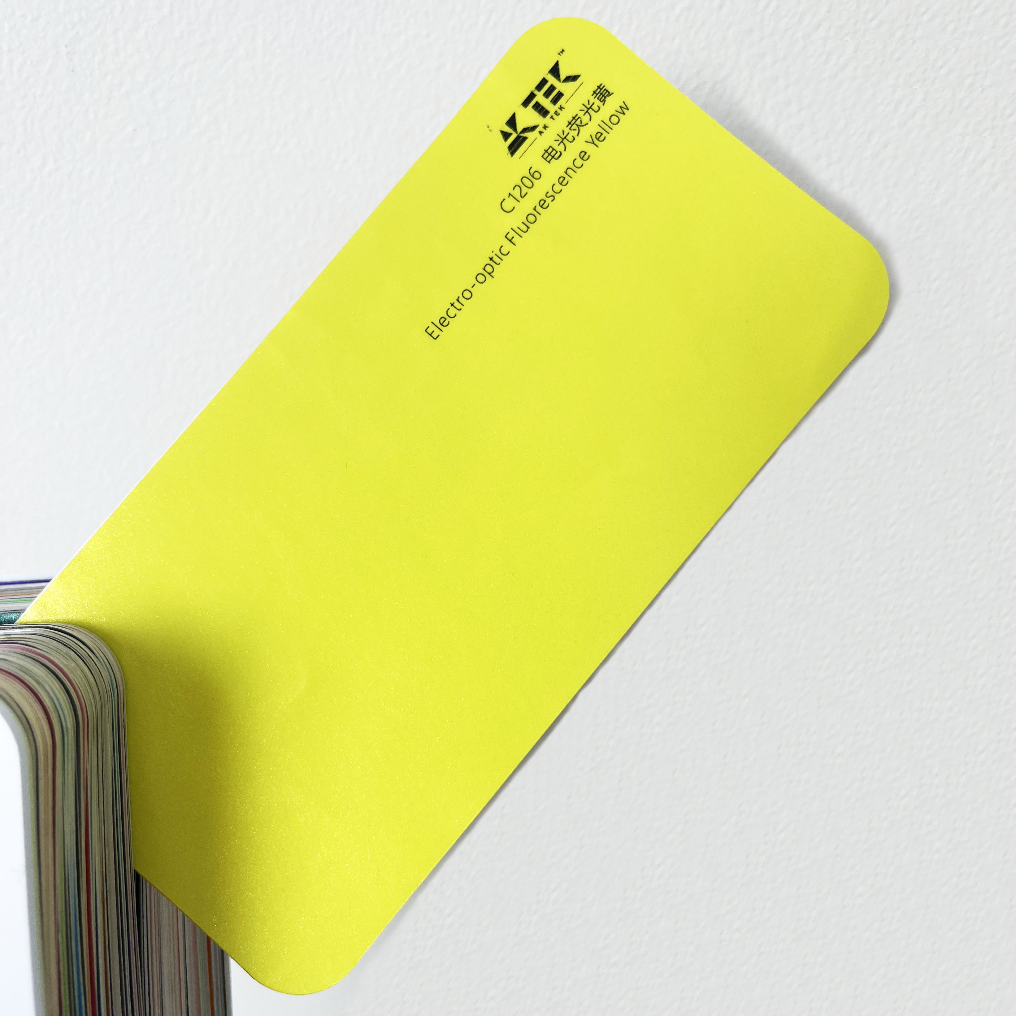Jaune fluorescent électro-optique