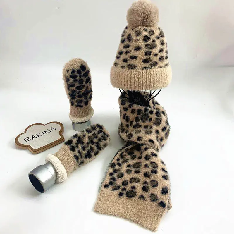 2013 sombreros cálidos de invierno de moda engrosamiento y terciopelo sombrero de lana cálido de leopardo de tres piezas