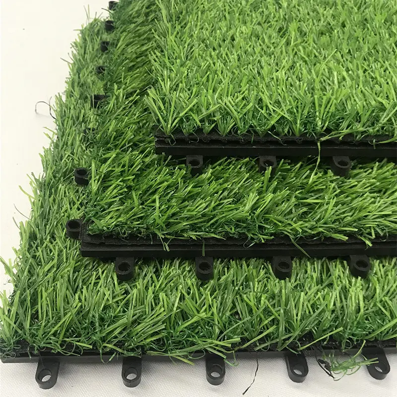 Vendite calde ad incastro mattonelle di erba artificiale all'aperto piastrelle di erba artificiale impermeabili tappetini di erba artificiale fai da te
