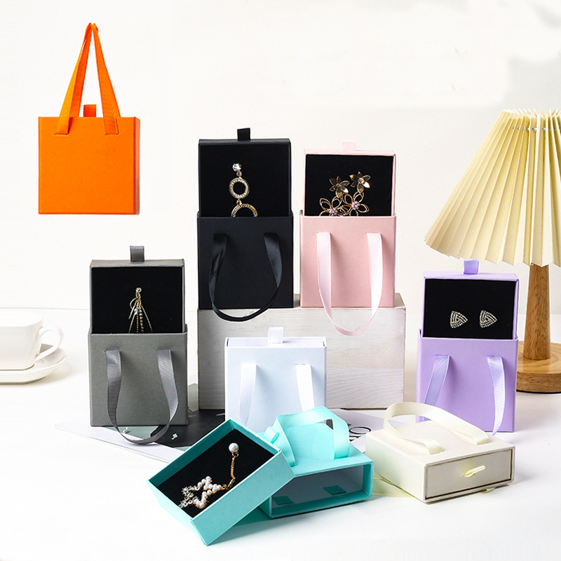 Boîte en carton pour bijoux avec poignée