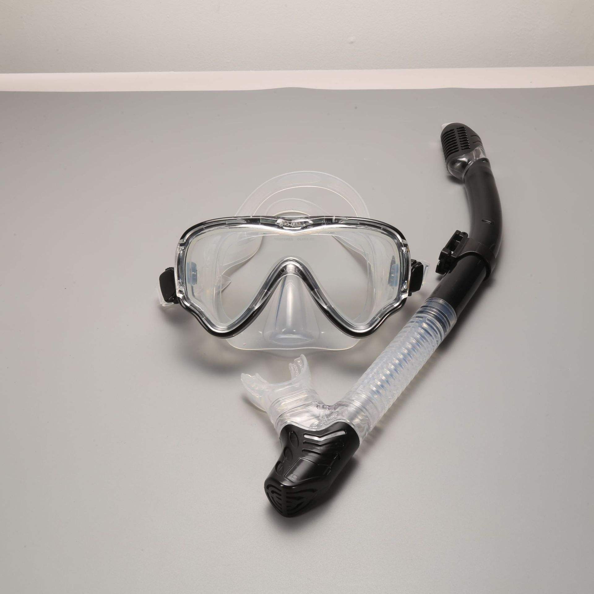 สีดำโปร่งแสง