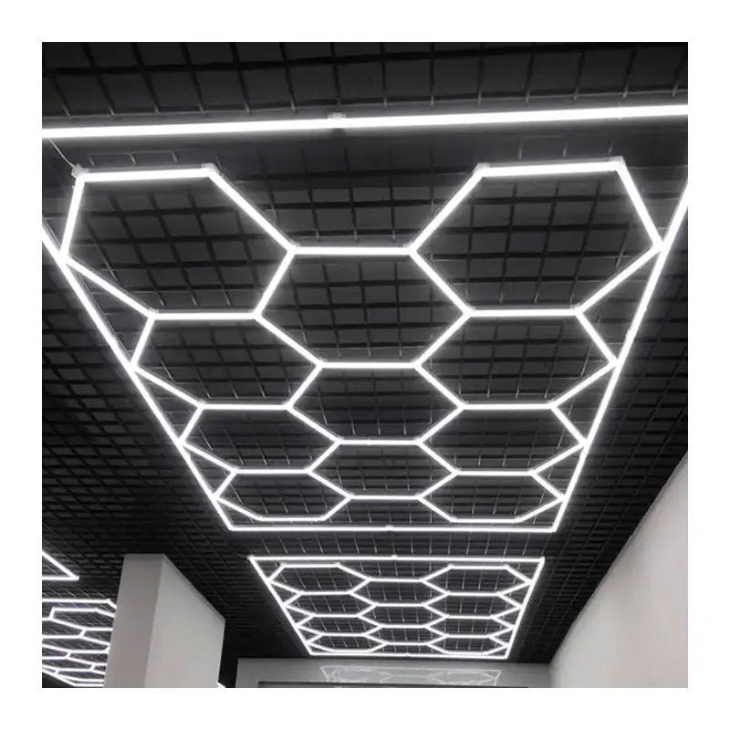 Hexagone détaillant des lumières menées par plafond d'atelier pour le magasin de voiture et les lumières de nid d'abeille de garage lumière menée hexagonale 2400*4800MM