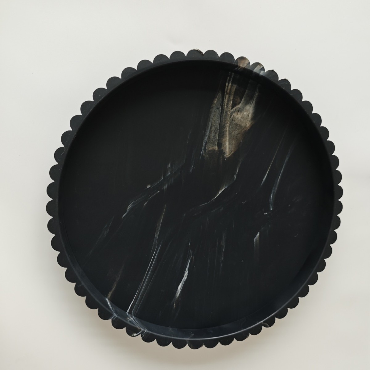 Marbre noir ondulé