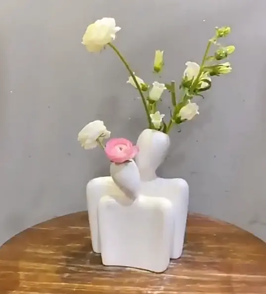 Florero de cerámica blanco mate creativo para decoración del hogar, jarrón de arte corporal para amantes del Día de San Valentín, gran oferta