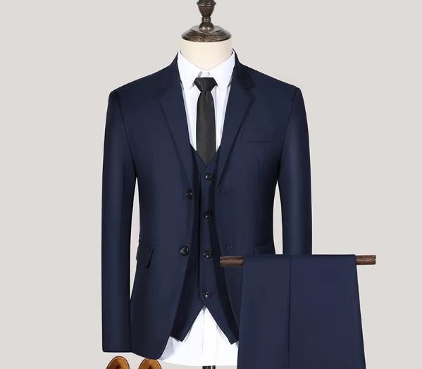 Ensemble veste bleu marine à deux boutons, chemise et pantalon.