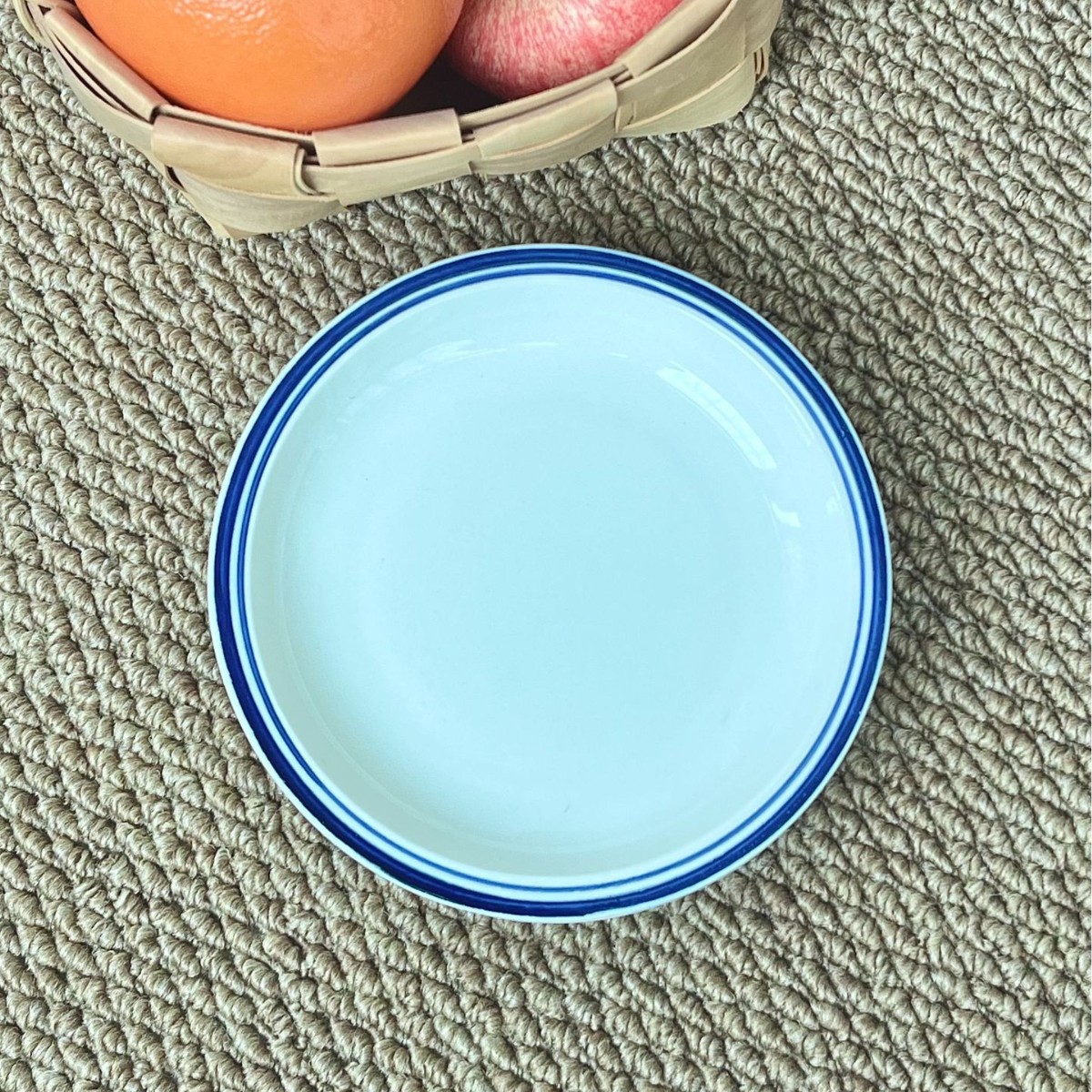 Plato retro pintado a mano de 6 pulgadas - borde azul real