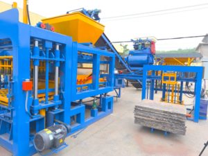Macchinario automatico del materiale da costruzione macchina per la produzione di mattoni in blocchi di cemento linea di produzione di mattoni di cemento ad incastro idraulico - Product Image 3