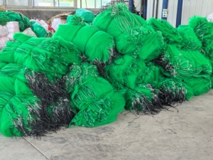 شبكة أكياس من البولي إيثيلين عالي الكثافة (HDPE) أحادية الخيط خضراء اللون مقاس 80×100 سم لحماية نخيل التمر مع أربطة سحب سوداء/صفراء - Product Image 5
