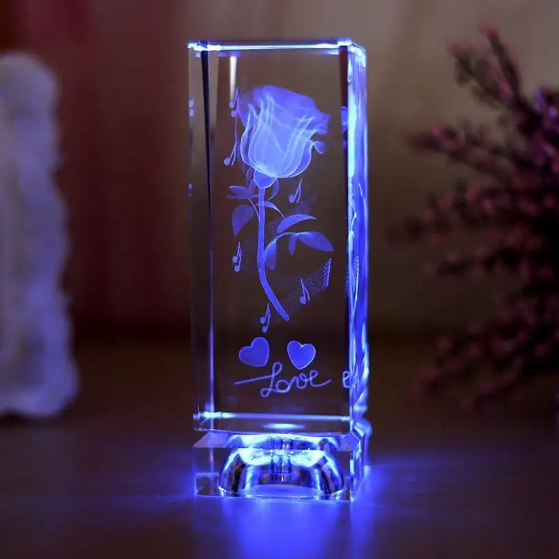 Cubo di fiori di rosa in cristallo inciso al Laser 3D con Base luminosa a Led per gli ospiti di souvenir di nozze